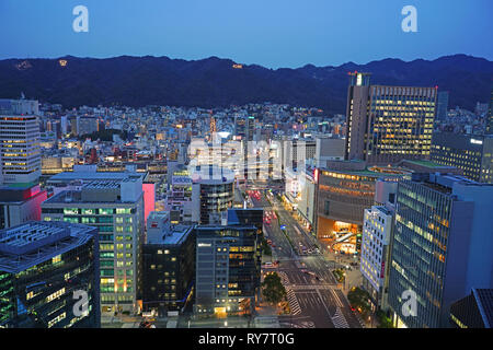 KOBE, JAPAN-27 FEB 2019 - Nacht auf die Landschaft der Stadt Kobe, der Hauptstadt von Hyogo Präfektur in Honshu, Japan. Stockfoto