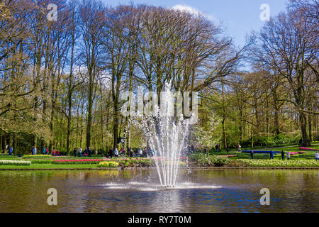 Lisse, Niederlande - 18 April 2016: Menschen und dem See im Park Blumen Keukenhof Stockfoto