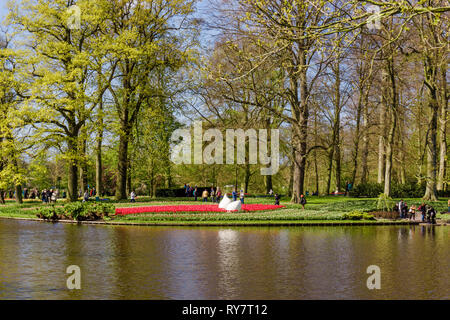 Lisse, Niederlande - 18 April 2016: Menschen und dem See im Park Blumen Keukenhof Stockfoto