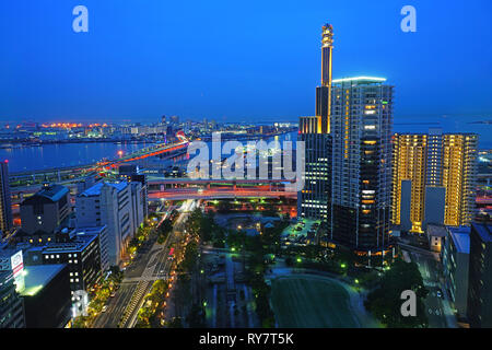 KOBE, JAPAN-27 FEB 2019 - Nacht auf die Landschaft der Stadt Kobe, der Hauptstadt von Hyogo Präfektur in Honshu, Japan. Stockfoto