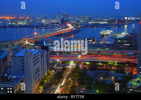 KOBE, JAPAN-27 FEB 2019 - Nacht auf die Landschaft der Stadt Kobe, der Hauptstadt von Hyogo Präfektur in Honshu, Japan. Stockfoto