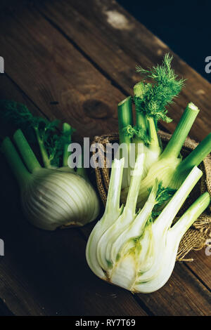 Frische Zwiebeln oder Florenz Fenchel Fenchelknolle auf Holz- Hintergrund. Gesunde und Vorteile von Florenz Fenchel Glühlampen Stockfoto