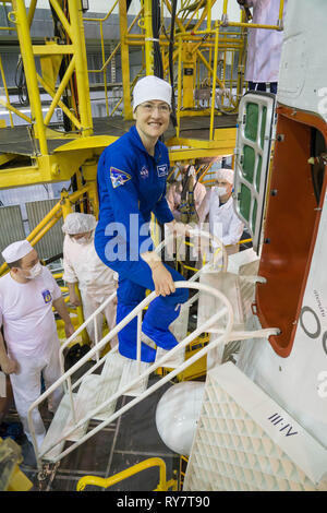 Internationale Raumstation ISS Expedition 59 Crew Member Christina Koch von der NASA stellt, wie er in der Sojus MS-12 Satelliten während Endprüfung am Kosmodrom Baikonur 10. März 2019 in Baikonur, Kasachstan klettert. Expedition 59 Besatzung: Christina Koch der NASA, Alexey Ovchinin von Roskosmos, und Nick Haag der NASA startet 14. März an Bord der Sojus MS-12 Raumfahrzeug für eine sechs-und-ein-halb Monat Mission auf der Internationalen Raumstation. Stockfoto