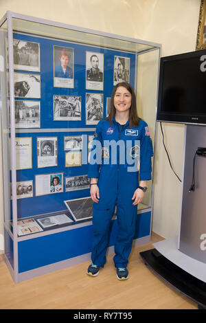 Internationale Raumstation ISS Expedition 59 Crew Member Christina Koch der NASA posiert vor einem Display Gehäuse Erinnerungsstücke aus dem Flug der ersten Frau im Weltraum zu fliegen, Valentina Tereschkowa, auf dem Kosmodrom Baikonur 10. März 2019 in Baikonur, Kasachstan. Expedition 59 Besatzung: Christina Koch der NASA, Alexey Ovchinin von Roskosmos, und Nick Haag der NASA startet 14. März an Bord der Sojus MS-12 Raumfahrzeug für eine sechs-und-ein-halb Monat Mission auf der Internationalen Raumstation. Stockfoto