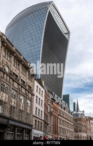 Die Masse der walkie-talkie lauert unheilvoll über den mehr traditionellen Eastcheap Gebäude Stockfoto