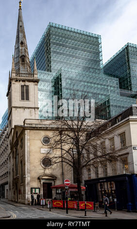 Gegenüber Gott Mammon in Rood Lane, wie Plantation Place towers über die Turmspitze von St. Margaret Patten Kirche Stockfoto