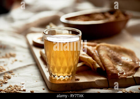 Mead und Pfannkuchen. Russische Gericht für Faschingsdienstag. Abschied vom Winter, schließen Sie ein Glas mit einem glühenden trinken. Stockfoto