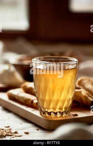 Mead und Pfannkuchen. Russische Gericht für Faschingsdienstag. Abschied vom Winter, schließen Sie ein Glas mit einem glühenden trinken. Stockfoto