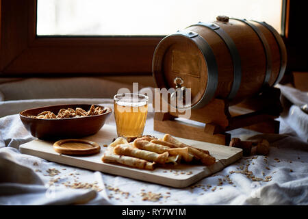 Mead und Pfannkuchen. Russische Gericht für Faschingsdienstag. Abschied vom Winter Stockfoto