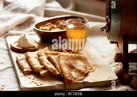 Mead und Pfannkuchen. Russische Gericht für Faschingsdienstag. Abschied vom Winter Stockfoto