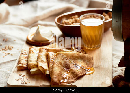 Mead und Pfannkuchen. Russische Gericht für Faschingsdienstag. Abschied vom Winter Stockfoto