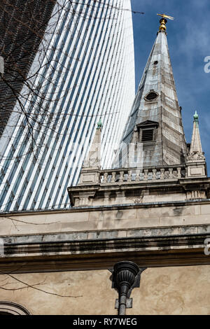 Die große Masse der Glas und Stahl der 'walkie-talkie' Gebäude steht im Gegensatz zu den klassischen Design von St Margaret Patten Kirchturm. Stockfoto