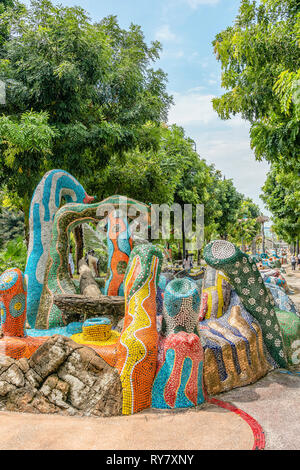 Brunnen im Gaudi-Stil am Merlion Walk auf der Insel Sentosa, Singapur Stockfoto