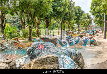 Brunnen im Gaudi-Stil am Merlion Walk auf der Insel Sentosa, Singapur Stockfoto