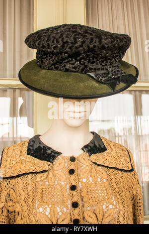Einen schwarzen Hut mit Spitze, Mode aus den 1890er Jahren; zusammen mit einer hellen Braun Kleid. Stockfoto