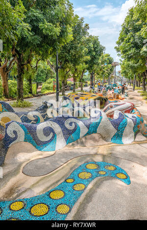 Brunnen im Gaudi-Stil am Merlion Walk auf der Insel Sentosa, Singapur Stockfoto