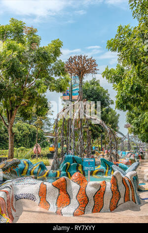 Brunnen im Gaudi-Stil am Merlion Walk auf der Insel Sentosa, Singapur Stockfoto