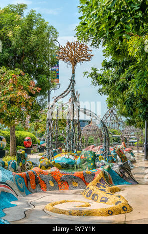 Brunnen im Gaudi-Stil am Merlion Walk auf der Insel Sentosa, Singapur Stockfoto