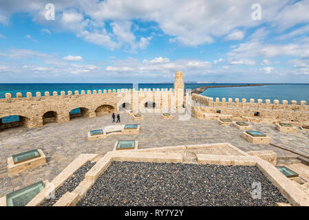 Heraklion, Kreta, Griechenland - 2 November, 2017: Dachterrasse mit Blick auf die alte venezianische Festung Koules im Hafen von Heraklion, Kreta, Griechenland. Stockfoto