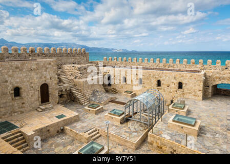 Heraklion, Kreta, Griechenland - 2 November, 2017: Dachterrasse mit Blick auf die alte venezianische Festung Koules im Hafen von Heraklion, Kreta, Griechenland. Stockfoto