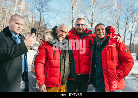 REGION MOSKAU, FRJASINO, GREBNEVO IMMOBILIEN - 09.MÄRZ 2019: Samy Naceri französische Star und Schauspieler von Taxi Filme und sein Bruder Bibi Nacery Besuch der Stockfoto