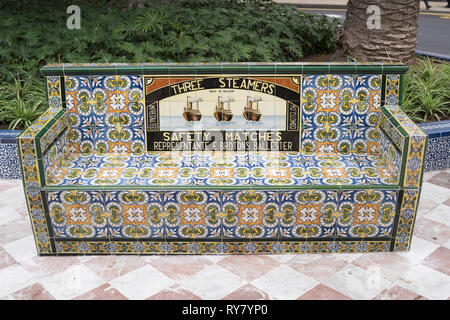 Alte 3 Dampfer Sicherheitsstreichhölzer Werbeslogan auf keramischen Fliesen- Bank in der Plaza de los Patos in Santa Cruz de Tenerife, Teneriffa. Stockfoto