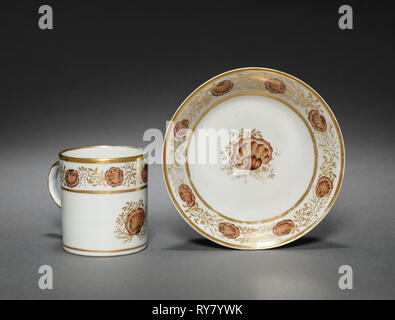 Schale von Oliver Wolcott, Jr. Kaffee Service, 1785-1805. Die chinesischen Porzellans, des späten 18. und frühen 19. Jahrhundert. Porzellan, sepia Emaille, Blattgold; gesamt: 7 x 9 x 6 cm (2 3/4 x 3 9/16 x 2 3/8 in Stockfoto