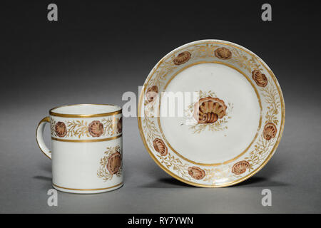 Schale von Oliver Wolcott, Jr. Kaffee Service, 1785-1805. Die chinesischen Porzellans, des späten 18. und frühen 19. Jahrhundert. Porzellan, sepia Emaille, Blattgold; gesamt: 7 x 9 x 6 cm (2 3/4 x 3 9/16 x 2 3/8 in Stockfoto