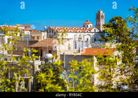 Herrliche Aussicht auf den berühmten Wahrzeichen Reiseziel tal Pano Lefkara Dorf, Larnaca, Zypern durch keramische Fliesen- Haus Dächer und Griechisch-orthodoxen bekannt Stockfoto
