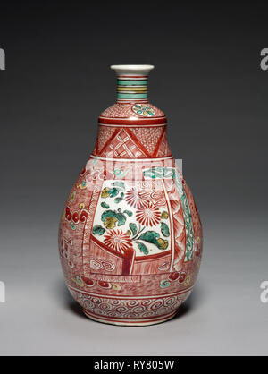 Kaffee Whisk-Shaped Sake Flasche, C. 1661 - 72. Japan, Edo periode (1615-1868). Porzellan mit gebrannte Glasur noch mal überglasieren Emaille (Hizen ware, Kakiemon Stil); Insgesamt: 25,4 x 14,7 x 14,7 cm (10 x 5 13/16 x 5 13/16-in Stockfoto