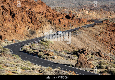 Auto fahren in der Mitte der Vulkan Teide lava Felder Stockfoto