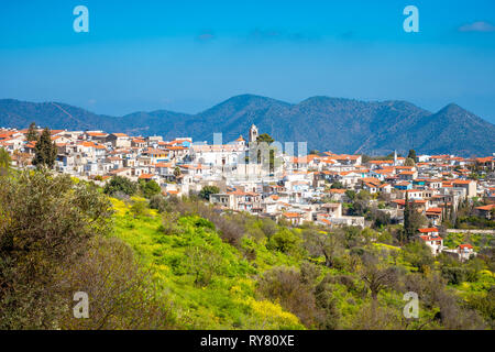 Herrliche Aussicht auf den berühmten Wahrzeichen Reiseziel tal Pano Lefkara Dorf, Larnaca, Zypern durch keramische Fliesen- Haus Dächer und Griechisch-orthodoxen bekannt Stockfoto