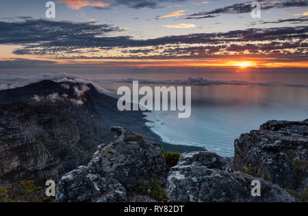 Sonnenuntergang über die Zwölf Apostel und den Atlantischen Ozean vom Tafelberg, Kapstadt, Western Cape, Südafrika