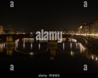 Die nächtlichen Bilder der Arno in Florenz weiter zur Ponte Vechio Stockfoto