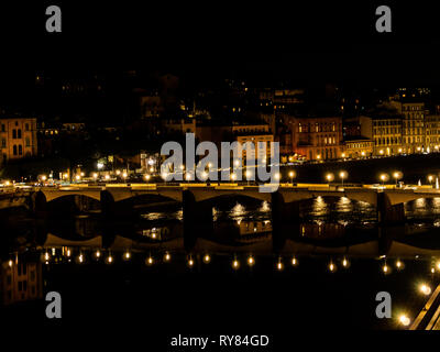 Die nächtlichen Bilder der Arno in Florenz weiter zur Ponte Vechio Stockfoto