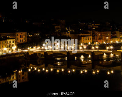 Die nächtlichen Bilder der Arno in Florenz weiter zur Ponte Vechio Stockfoto