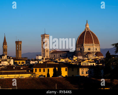 Kathedrale von Santa Maria del Fiore in Florenz und der Taufkapelle aus der Ferne gesehen Stockfoto