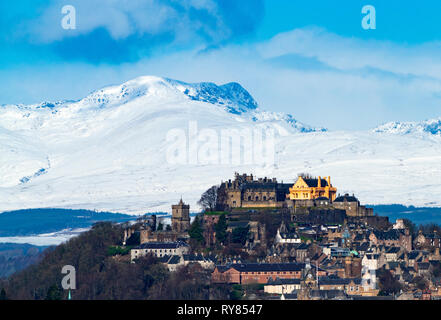 Blick auf die Burg Stirling und schneebedeckte Berge in Stirlingshire, Schottland, UK Stockfoto