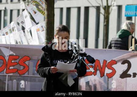 Wiesbaden, Deutschland. 12 Mär, 2019. Ein Aktivist Adressen der Protest. Die Gerichtsverfahren gegen die irakische Asylbewerber Ali B. für den Mord an Susanna F. aus Mainz war letztes Jahr in Wiesbaden eröffnet. Mehrere rechtsradikale Organisationen ein Protest außerhalb des Court House gegen Flüchtlinge in Deutschland und für härtere Strafen für Flüchtlinge. Quelle: Michael Debets/Pacific Press/Alamy leben Nachrichten Stockfoto