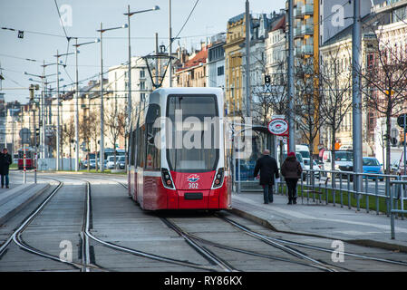 Straßenbahnen auf der Wiedner GŸrtel in der Nähe von Hauptbahnhof, Wien, Österreich. Stockfoto