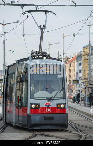 Straßenbahnen auf der Wiedner GŸrtel in der Nähe von Hauptbahnhof, Wien, Österreich. Stockfoto