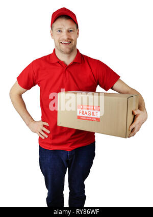 Lieferung service Kurier in roter Uniform mit fragilen Versand box isoliert auf weißem Stockfoto