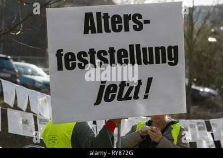 Wiesbaden, Deutschland. 12 Mär, 2019. Eine Demonstrantin hält ein Schild mit der Aufschrift 'Alter Bestimmung jetzt' (für angebliche Kind Flüchtlinge). Die Gerichtsverfahren gegen die irakische Asylbewerber Ali B. für den Mord an Susanna F. aus Mainz war letztes Jahr in Wiesbaden eröffnet. Mehrere rechtsradikale Organisationen ein Protest außerhalb des Court House gegen Flüchtlinge in Deutschland und für härtere Strafen für Flüchtlinge. Quelle: Michael Debets/Pacific Press/Alamy leben Nachrichten Stockfoto