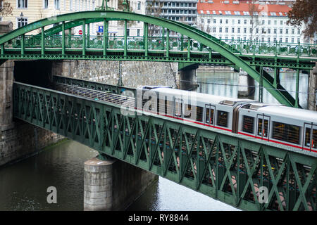 Zollamtssteg Bogenbrücke mit zollamtsbrücke Truss Bridge und U-Bahn, Wien, Österreich. Stockfoto