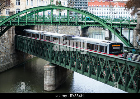 Zollamtssteg Bogenbrücke mit zollamtsbrücke Truss Bridge und U-Bahn, Wien, Österreich. Stockfoto