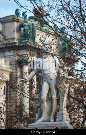 Mozart Statue an Neue Burg Gebäude Teil der Hofburg Palace Complex von Burggarten gesehen. Wien, Österreich. Stockfoto