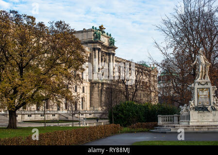 Neue Burg Gebäude Teil der Hofburg Palace Complex von Burggarten gesehen. Wien, Österreich. Stockfoto