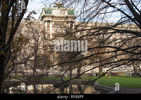 Neue Burg Gebäude Teil der Hofburg Palace Complex von Burggarten gesehen. Wien, Österreich. Stockfoto