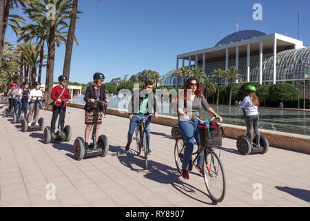 Spanien Touristen Valencia Turia Park Menschen auf Fahrrädern vorbei Segways Tour Platz vor dem Musikpalast Valencia Spanien Fahrrad Stadt Park Leute Radfahren Stockfoto