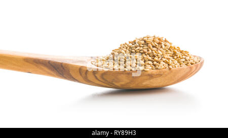 Geröstete Sesamsamen in hölzernen Löffel auf weißem Hintergrund. Stockfoto